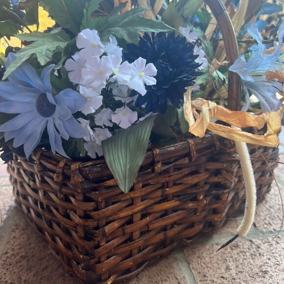 Floral Arrangement  - Picture 9 of 10